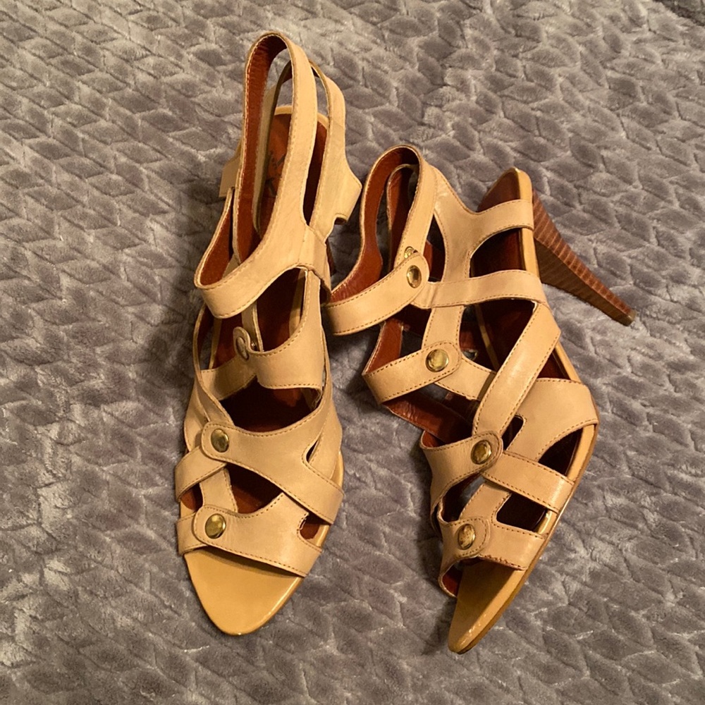 Cute beige strap sandals.
